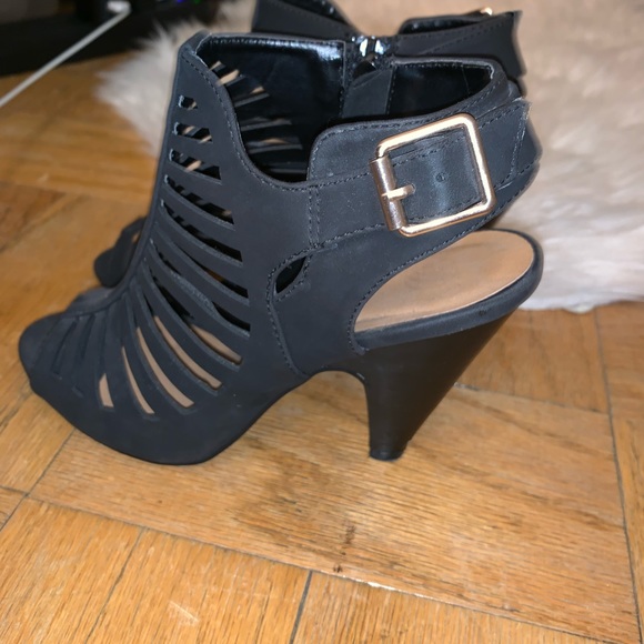 Black heel - Picture 2 of 3